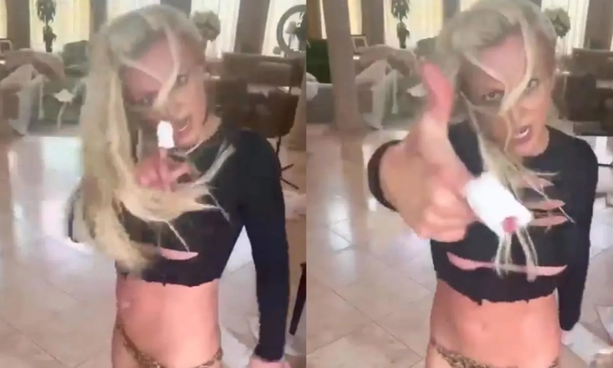 britney-finger-injury